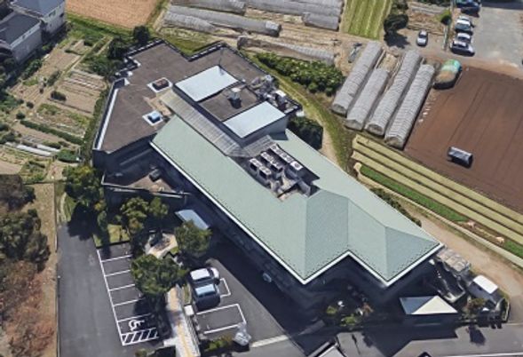 広々とした建物外観