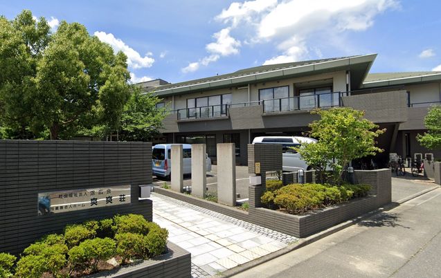 広々とした施設の正面