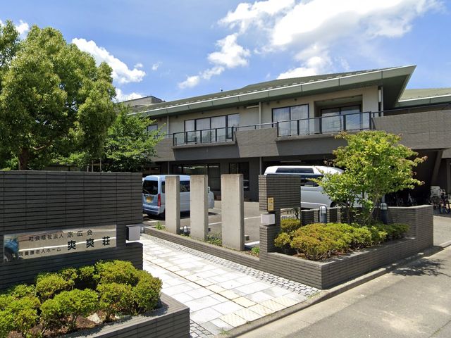 広々とした施設の正面 外観 自然に囲まれた開放感のある建物です。快適な環境で働きたい方に最適です。