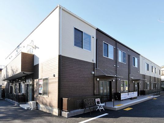 モダンな施設の外観