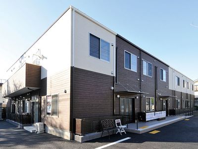 モダンな施設の外観