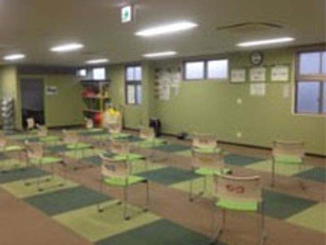 椅子が並んだ多目的室 多目的室 明るく整理された部屋には、椅子が整然と並べられています。自由に利用できるスペースです。