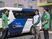 送迎車前のスタッフ  