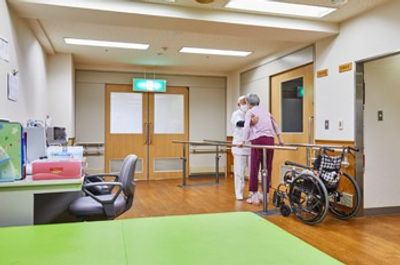 身体訓練の様子が映った室内
