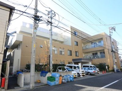 明るい建物の外観