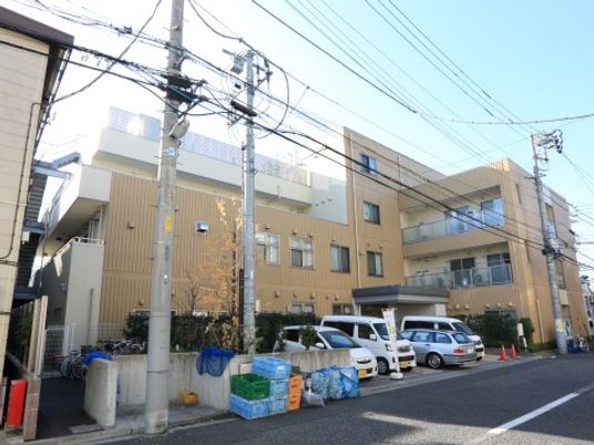 明るい建物の外観