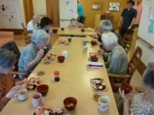 明るい共有ダイニング