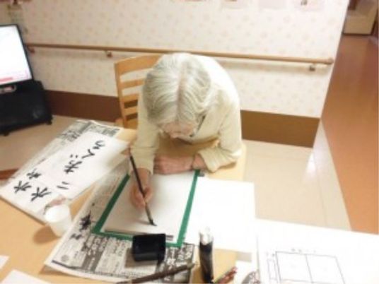 書道を楽しむ人の風景