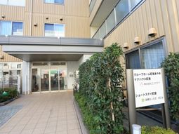 入口のエントランスと看板