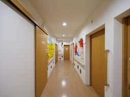 廊下に飾られたアート作品