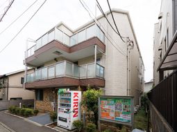 モダンな建物のエントランス
