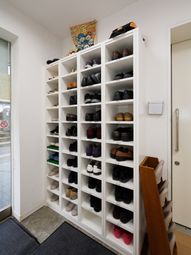 靴箱と掲示物のある廊下