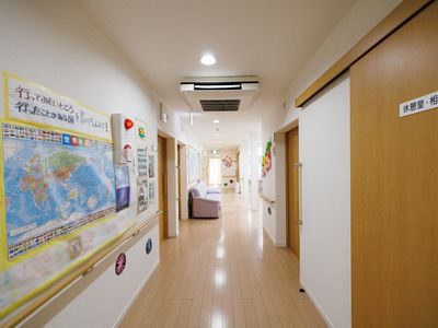 廊下に掲示物と装飾