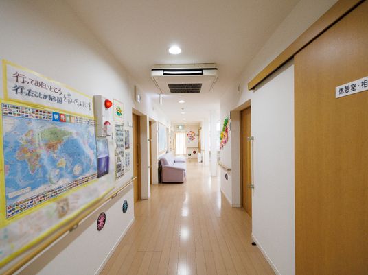 廊下に掲示物と装飾