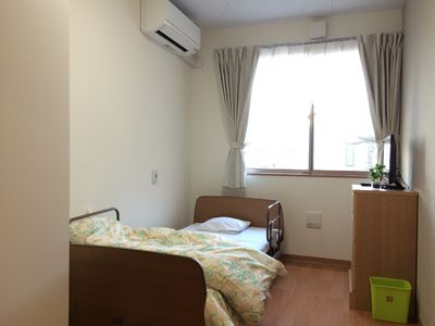 明るい個室の居室