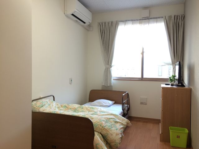 明るい個室の居室