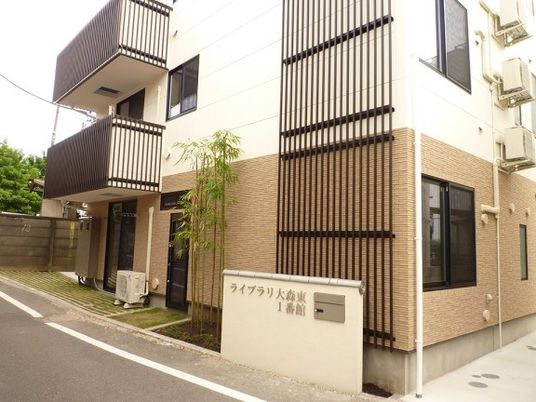 モダンな建物の外観