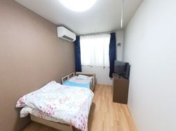 居室内ベッドとテレビ
