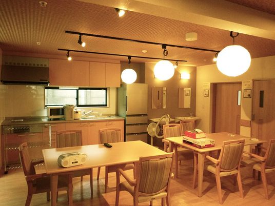 食堂の明るい共有空間  