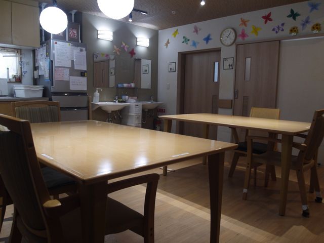 明るいダイニングの作業環境