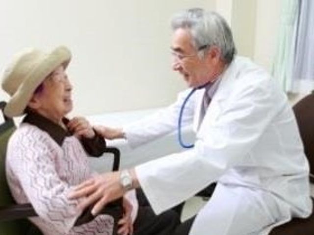 優しい様子の医療対応 医師 あたたかみのある医療スタッフが、笑顔で利用者様の健康を支えています。心温まる対話も日常の一部です。