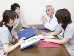 スタッフが会議をする様子