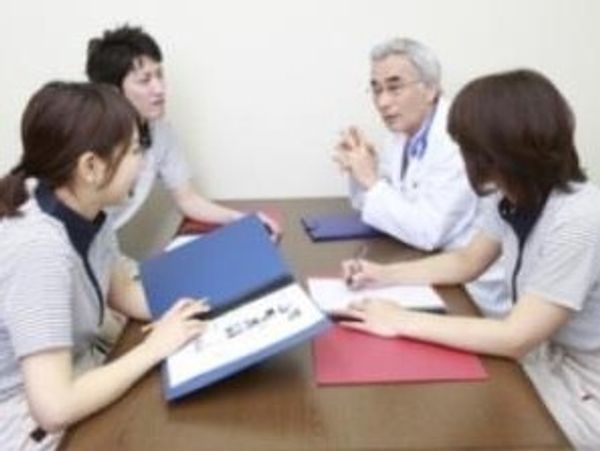 スタッフが会議をする様子