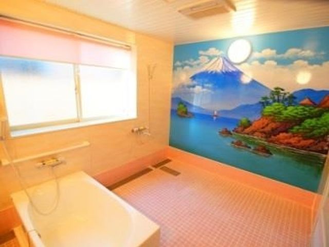 和風デザインの洗練された浴室 浴室 広々とした清潔感のあふれる浴室です。壁には富士山が描かれ、日本の四季を感じさせる落ち着いた雰囲気が漂っています。