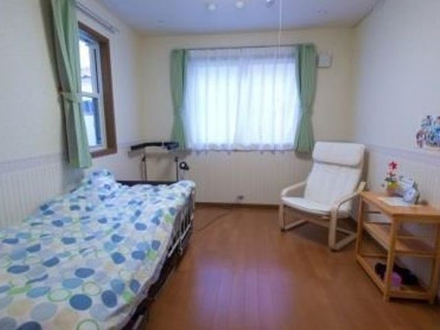 快適な個室の居室 居室 窓辺の明るく爽やかな個室では、ゆったりとした時間を過ごすことができます。快適な空間作りに配慮した設計となっており、落ち着いた環境で安心してお過ごしいただけます。