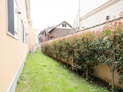 緑あふれる外の通路