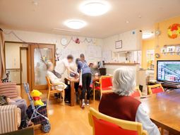 明るい居室の様子