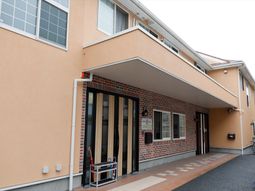 明るい外観の建物エントランス