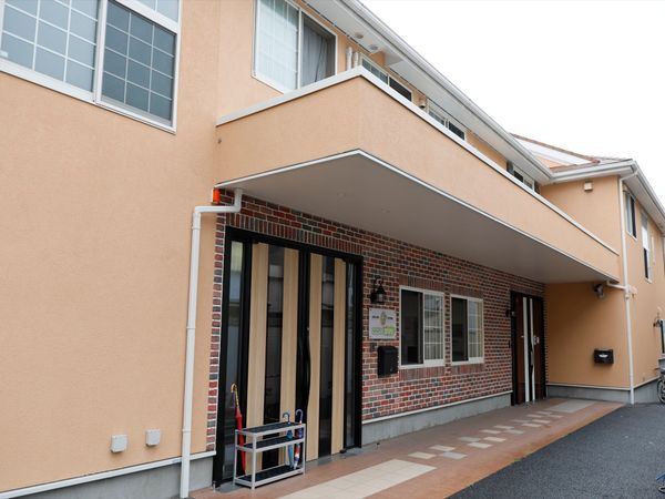 明るい外観の建物エントランス