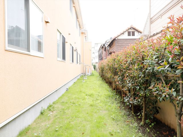 緑豊かな施設中庭 ランドリー 安らぎあふれる中庭は、四季折々の自然を感じながらゆっくりと歩ける設計になっており、日々の散歩に最適です。