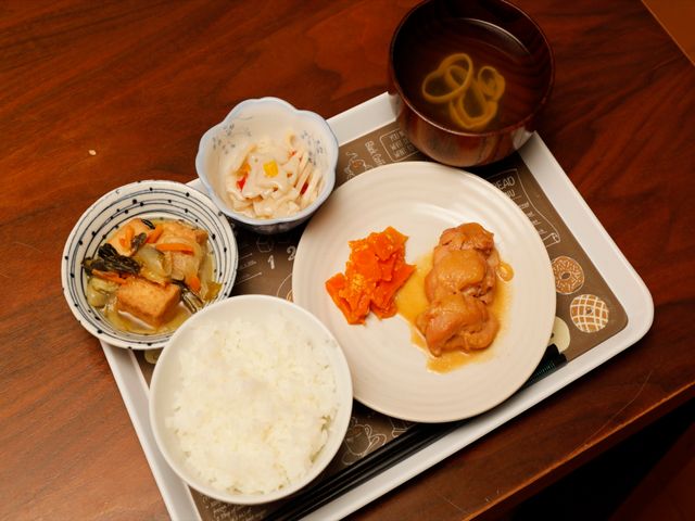 栄養バランスの取れた食事 食事 栄養を考えた和食の一例です。バランスよく配膳された料理は、目にも優しく健康を支えます。