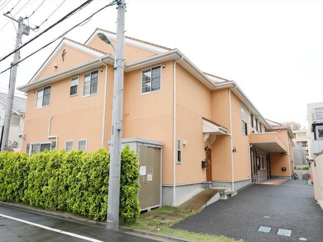 外観の明るい建物 外観 ゆとりのある空間設計が施された明るい色調の建物です。働きやすい環境作りに注力していることが伺えます。