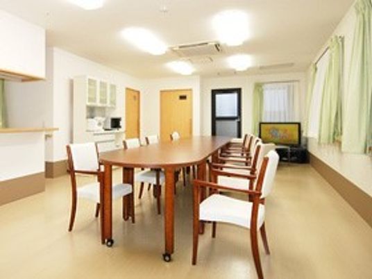 会合スペースの居心地の良い部屋
