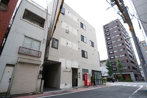 都会の建物のエントランス