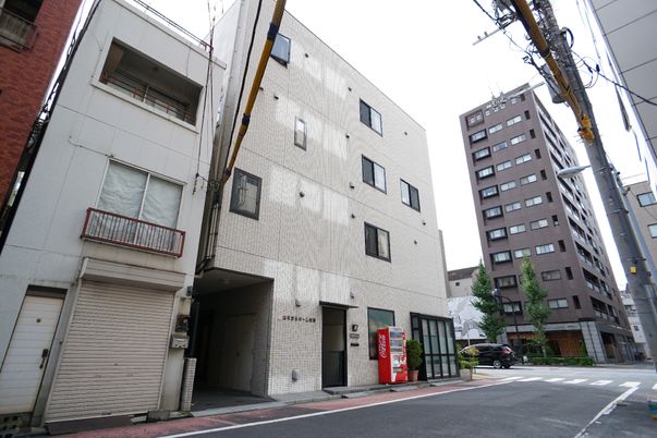 都会の建物のエントランス
