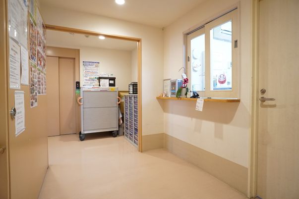 暖かみのある受付エリア
