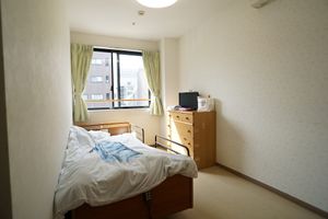 明るい個室の居室