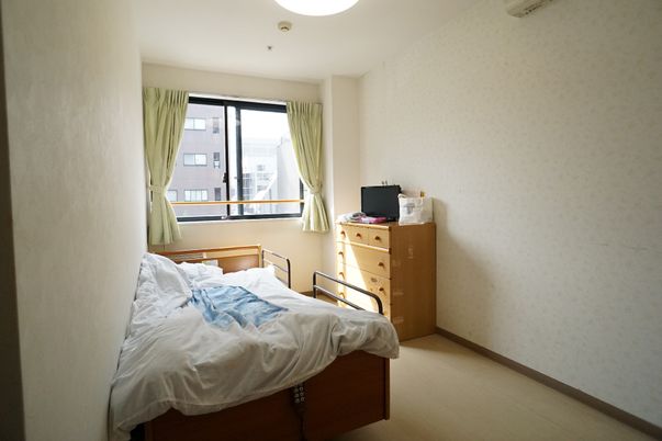 明るい個室の居室