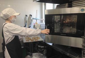 スタッフが調理するキッチン