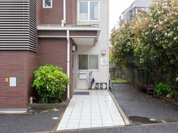 緑が美しい建物の通路