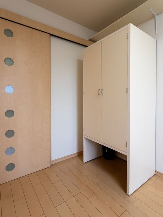 収納と引き戸のある部屋