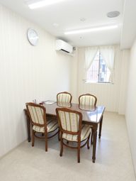 清潔な空間と窓付きの壁