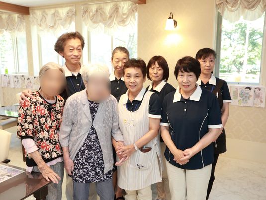 笑顔のスタッフと利用者