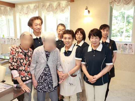 笑顔のスタッフと利用者