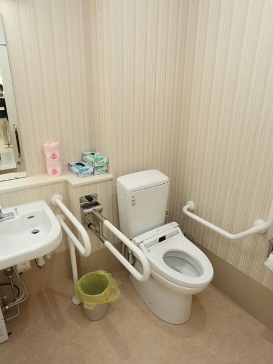 バリアフリー設計のトイレ