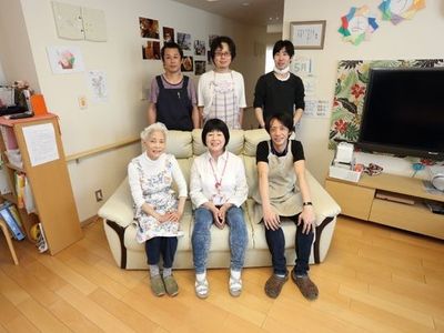 和やかな職員と入居者の居室